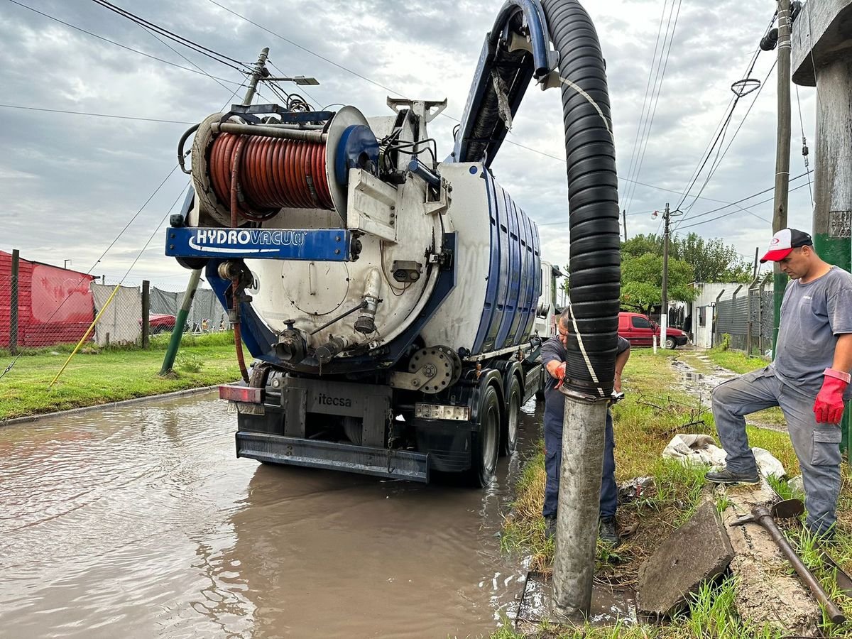Almirante Brown: los equipos del Municipio trabajan en la calle tras el temporal
