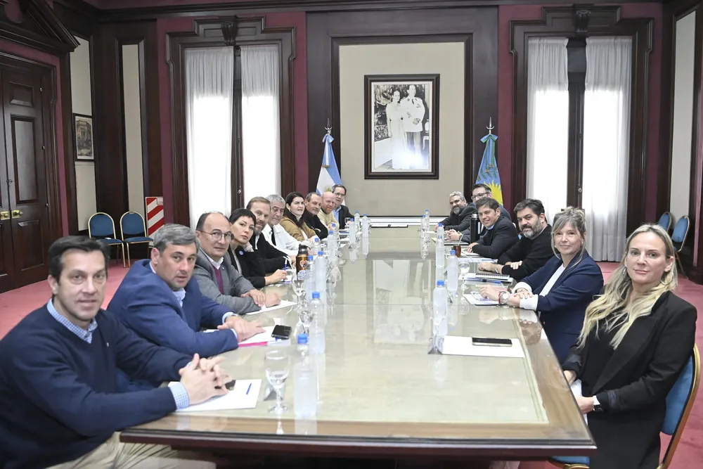 Kicillof firmó convenios para financiar la compra de bienes de capital en 10 municipios
