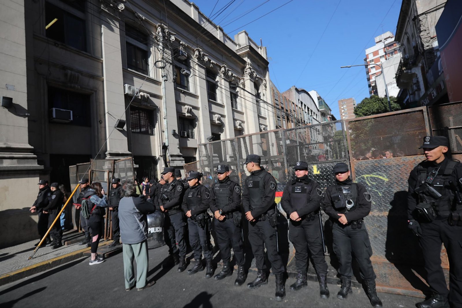 La Ciudad realizó 200 allanamientos en Once para desarticular organizaciones de manteros y venta ilegal