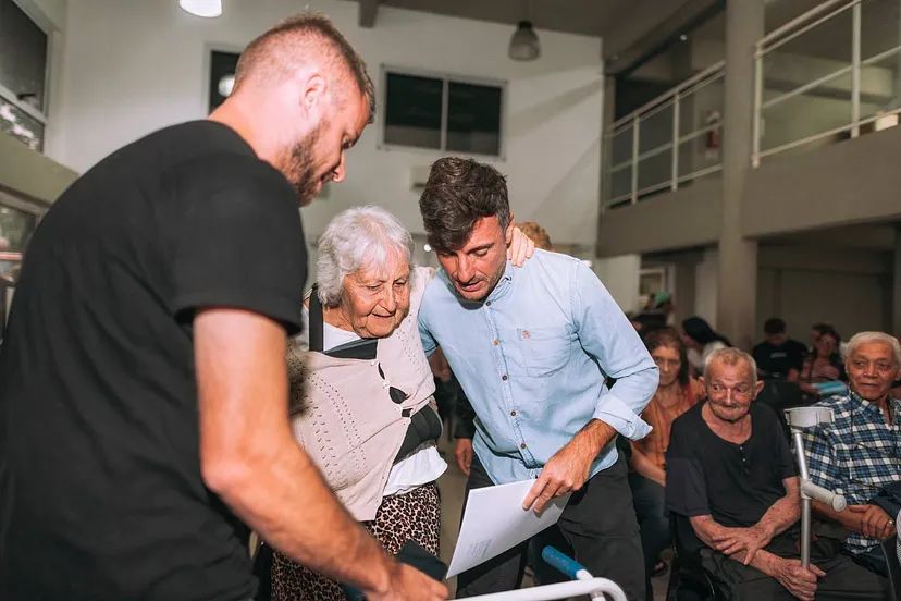 Lucas Ghi entregó escrituras para familias de Morón