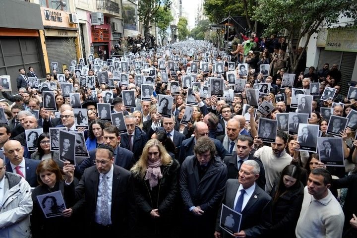 Javier Milei participa del acto en conmemoración por el 32° aniversario del atentado a la AMIA