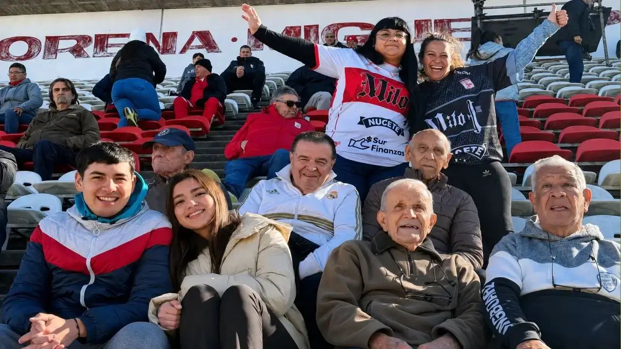 «Abuelos a la cancha»: la emotiva iniciativa del Hogar Dr. Ovando que llevó a un grupo de jubilados a la tribuna