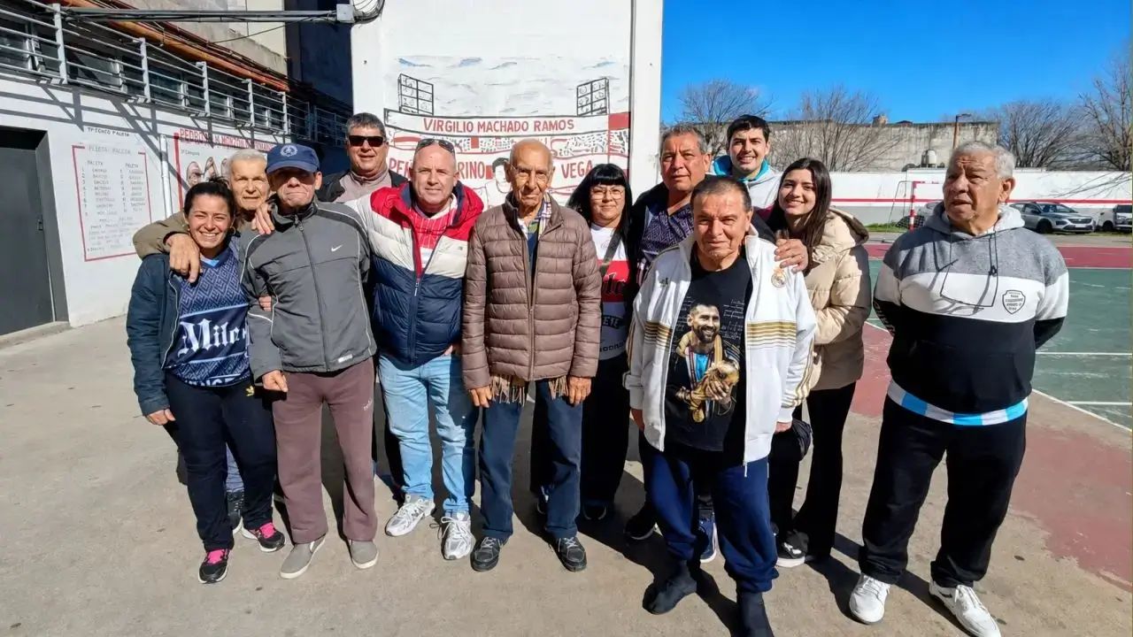«Abuelos a la cancha»: la emotiva iniciativa del Hogar Dr. Ovando que llevó a un grupo de jubilados a la tribuna