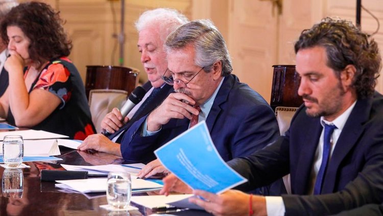 El gobierno evalúa estatizar todo el sistema de Salud