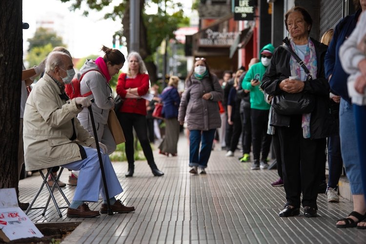 Alberto se enfureció con el Banco Central, la ANSES y el sindicato bancario por la desatención jubilados