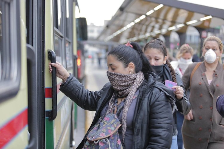 Desde el lunes, será obligatorio el uso de barbijos en colectivos y trenes de todo el país