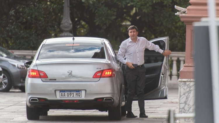 Chau al funcionario que autorizó la compra con sobre precios.
